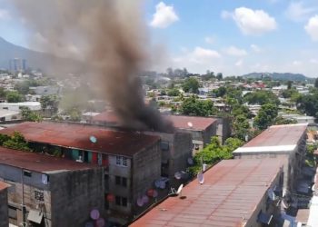 Bomberos sofocan incendio en condominio Saavedra de San Salvador