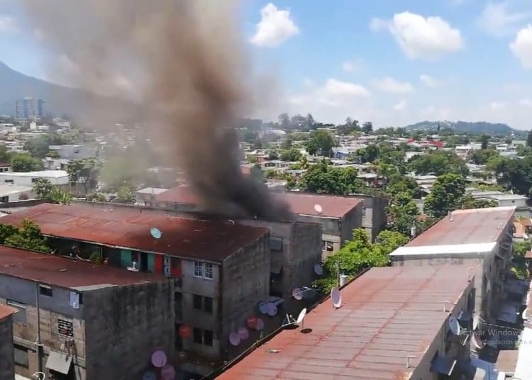Bomberos sofocan incendio en condominio Saavedra de San Salvador