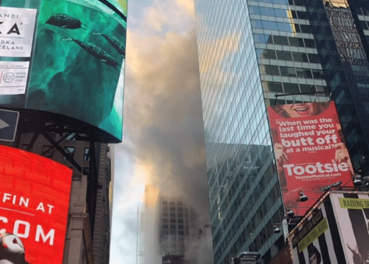 Controlan incendio en un rascacielos del Times Square de Nueva York