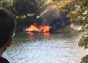 (VIDEO) Barco de pasajeros se incendia en el río Támesis en Londres