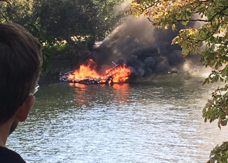 (VIDEO) Barco de pasajeros se incendia en el río Támesis en Londres