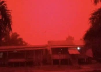 (VIDEO) El cielo de Indonesia de tiño de rojo