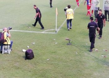 Ultras del Independiente de Medellín arrojaron jeringas con sangre a la cancha como protesta