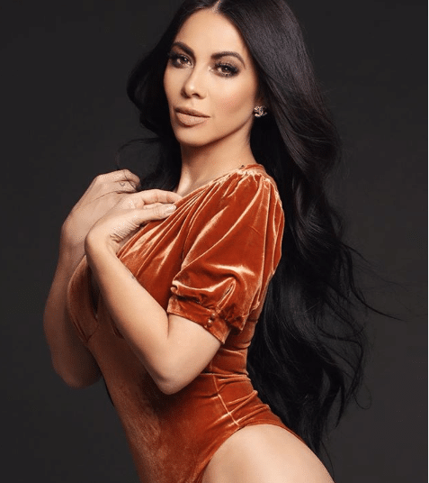 Jimena Sánchez presume prominentes caderas y cinturita