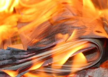 Mujer quema las cartas de exnovio y provoca un incendio en apartamento