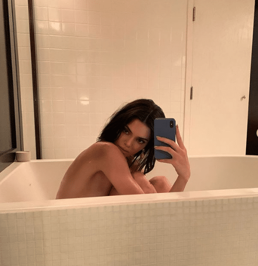 Kendall Jenner eleva la temperatura al posar solo con la toalla desde la cama