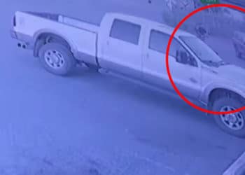 (VIDEO) Un hombre asalta una tienda y al salir le roban el auto