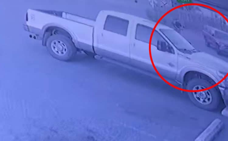 (VIDEO) Un hombre asalta una tienda y al salir le roban el auto