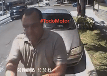 (VIDEO) Graban a sujeto que hurta pertenencias de vehículos en la colonia Escalón