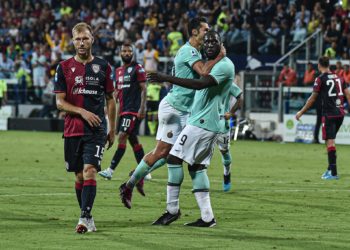 (VIDEO) Aficionados del Cagliari imitaron sonidos de mono cuando iba a patear un penal Romelu Lukaku