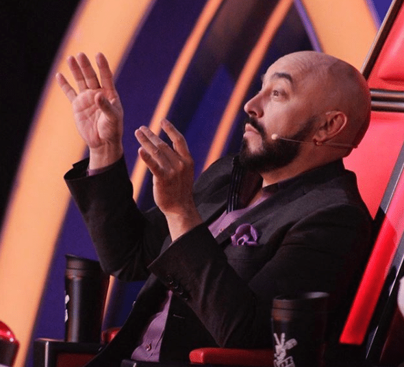 Lupillo Rivera es víctima de burlas por sus calcetines