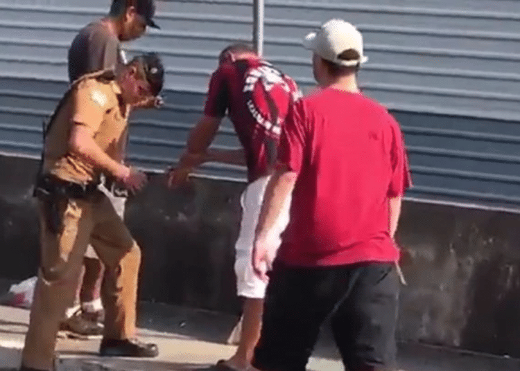 (VIDEO) Aficionado del Atlético Paranaense pierde su mano tras explotarle una bengala