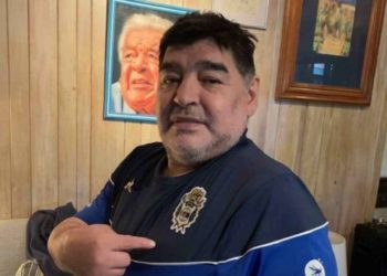 Aficionados del nuevo equipo de Maradona, Gimnasia y Esgrima, le componen una canción