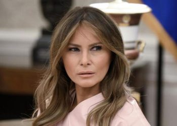 (VIDEO) A Melania Trump las tijeras le hacen pasar un mal momento