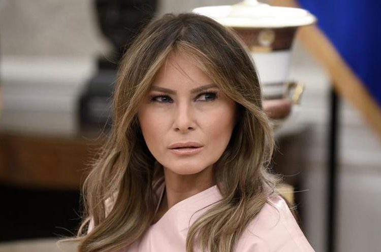 (VIDEO) A Melania Trump las tijeras le hacen pasar un mal momento