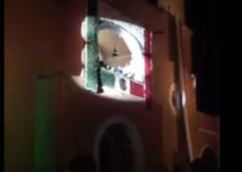 (VIDEO) Alcalde mexicano pasa verguenza, se le rompe el asta bandera en pleno Grito de la Independencia