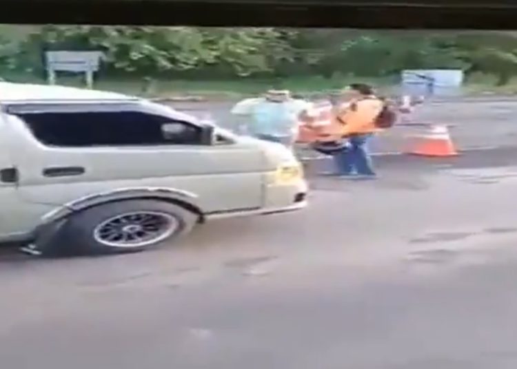 Decomisan placas a microbusero que agredió a empleado del FOVIAL