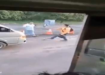 (VIDEO) VMT retira permiso de línea y carné a motorista que agredió a trabajador del FOVIAL