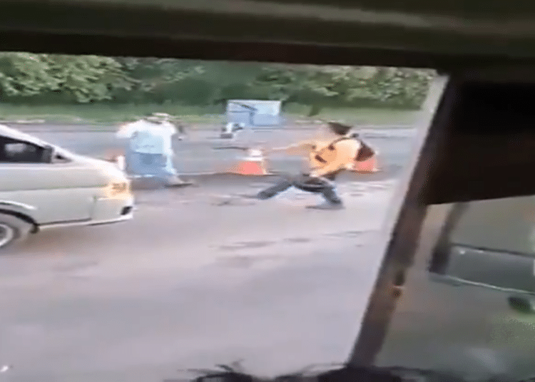 (VIDEO) VMT retira permiso de línea y carné a motorista que agredió a trabajador del FOVIAL