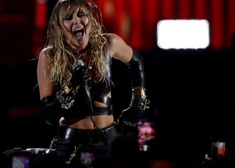 Acosador de Miley Cyrus es detenido en concierto