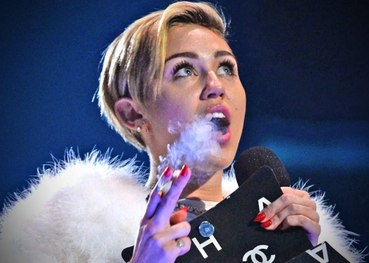Miley Cyrus se refugia en la marihuana para superar sus fracasos amorosos