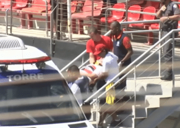 (VIDEO) Aficionado cae desde el tercer nivel del Estadio Morumbí en Brasil y sobrevive