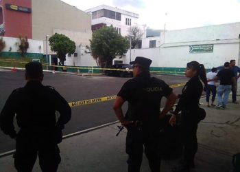 Encuentran a una mujer muerta adentro de un vehículo en gasolinera de colonia Escalón