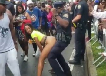 (VIDEO) Policía se divierte durante desfile en Nueva York con una mujer que le hace ‘twerk’