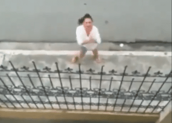 VIDEO | Una mujer canta y baila en la calle para buscar el perdón de su novio