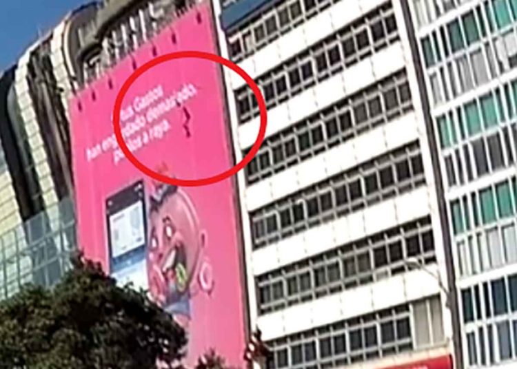 Mujer sobrevive a intento de suicidio al caer de edificio, antes había tomado aspirinas y energizantes