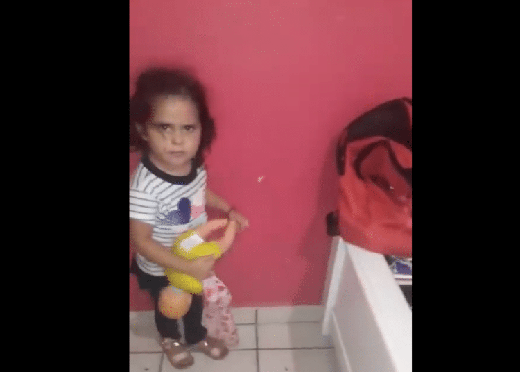(VIDEO) Niña consigue pequeño juguete, pero su familia intenta quitárselo