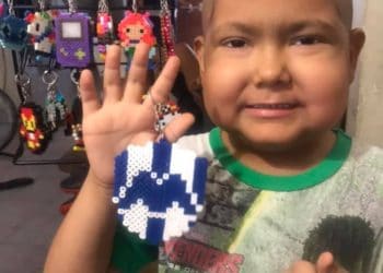Niño de 5 años con cáncer vende llaveros para pagar sus quimioterapias en México