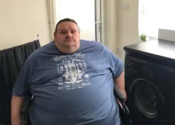 Hombre con obesidad, no puede salir de su casa no tener puerta ampliada