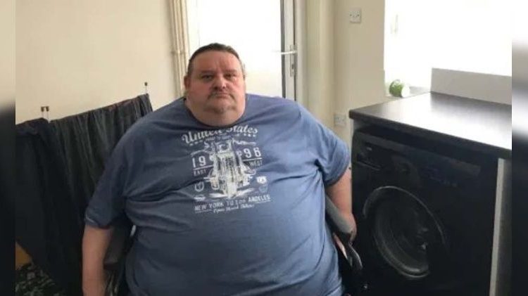 Hombre con obesidad, no puede salir de su casa no tener puerta ampliada
