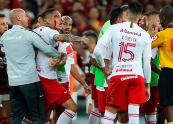 (VIDEO) Un furioso Paolo Guerrero fue expulsado por reclamos al árbitro tras sufrir una lesión en su rostro