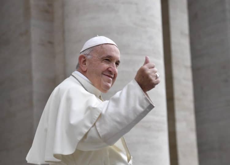 El papa Francisco quedó atrapado por 25 minutos en un ascensor