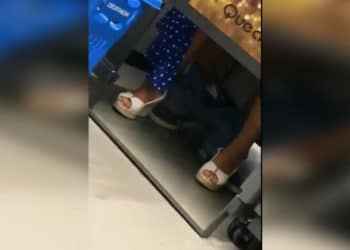 (VIDEO) Encuentran a pareja teniendo sexo en el interior de vestidor en un almacén