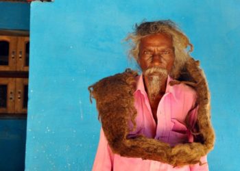 Lleva 40 años sin lavarse el pelo «para agradar a Dios»