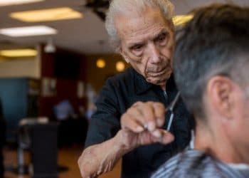 El peluquero más viejo del mundo murió a sus 108 años