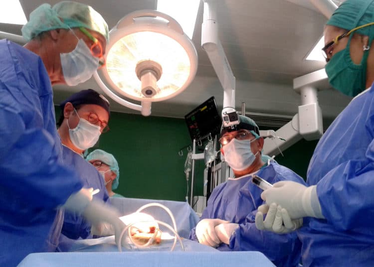 Hombre intenta agrandar su pene y casi lo pierde