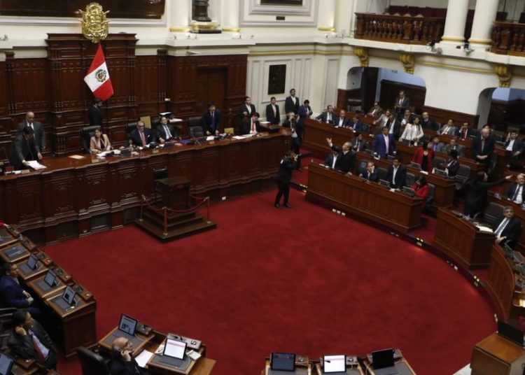 Congreso disuelto de Perú suspende al presidente Martín Vizcarra