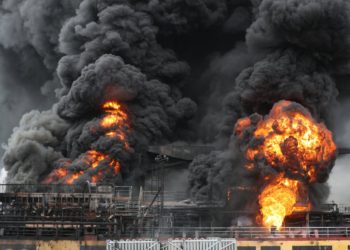 (VIDEO) Buque petrolero explota en un puerto de Corea del Sur