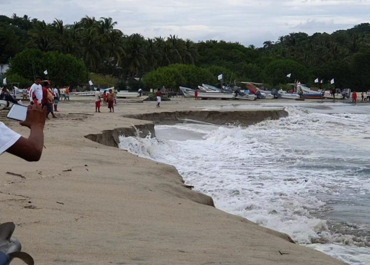 Se ‘hunde’ la playa Puerto Escondido, México debido a un extraño fenómeno