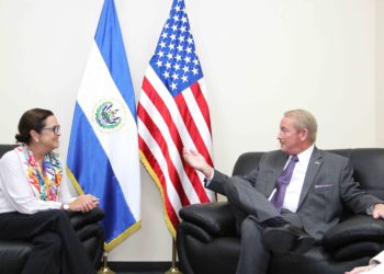 Embajador Douglas Johnson reafirma compromiso de apoyar plan de seguridad de gobierno salvadoreño
