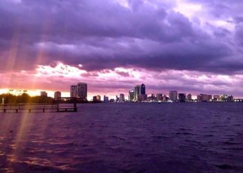 (VIDEO) El paso de huracán Dorian creó un fenómeno que hizo que el cielo de Florida se volviera púrpura