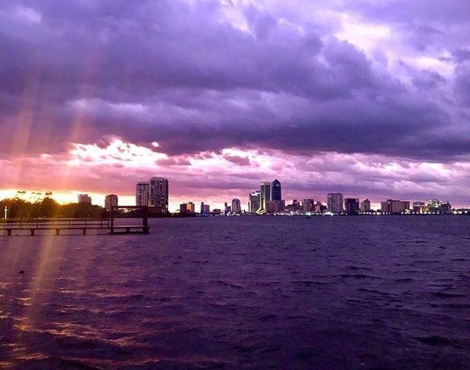 (VIDEO) El paso de huracán Dorian creó un fenómeno que hizo que el cielo de Florida se volviera púrpura