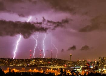 (VIDEO) Caen más de 2.200 rayos durante una tormenta en Seattle, Washington