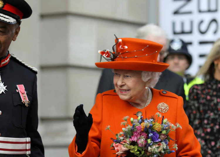 Reina Isabel II ya estaría preparando su retiro y sucesión del trono al Príncipe Carlos
