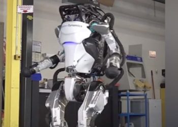 (VIDEO) Robot sorprende tras hacer rutina de gimnasia a la perfección