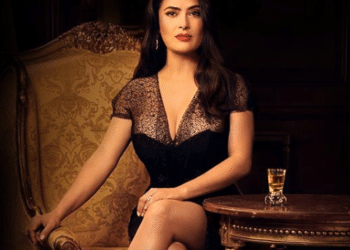 Salma Hayek presume cuerpazo en bikini a sus 53 años